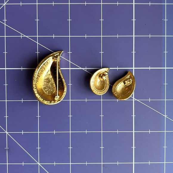 Avon brooch and matching earrings paisley shape enamel goldtone vintage set nice - Picture 5 of 14